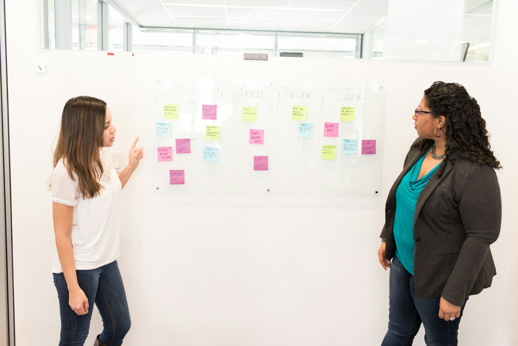 Colleagues discussing a plan at a whiteboard